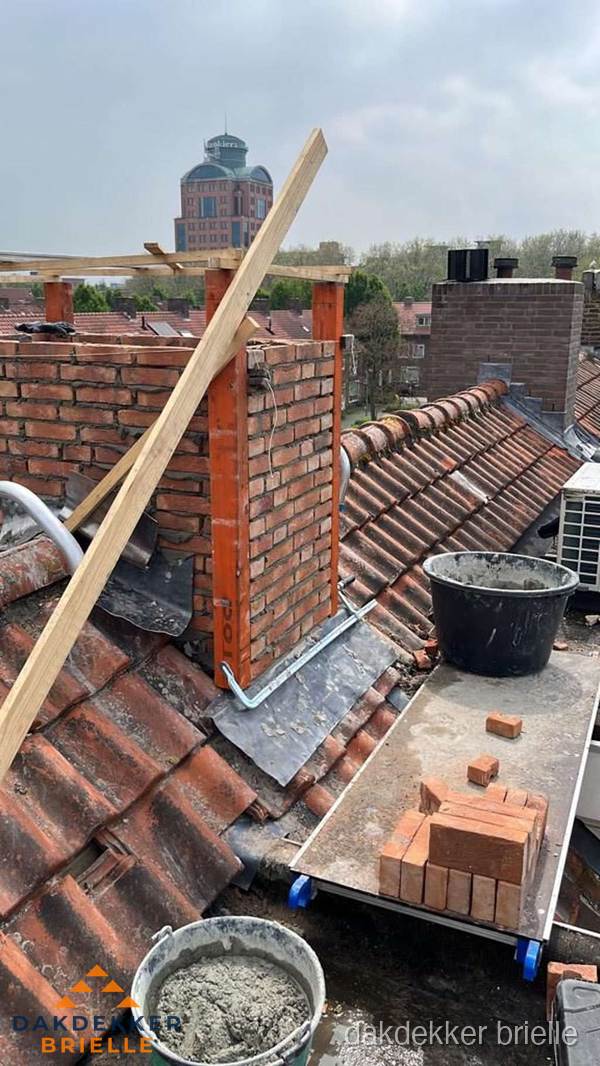 Schoorsteen renovatie met metselwerk op schuin dak in Brielle Schoorsteen renovatie met metselwerk op schuin dak in Brielle