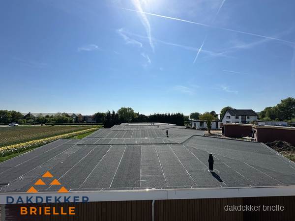 Groot plat dak met bitumen dakbedekking op bedrijfspand in Brielle Groot plat dak met bitumen dakbedekking op bedrijfspand in Brielle