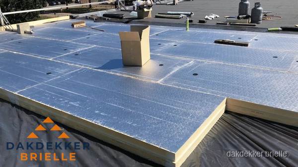 PIR isolatieplaten worden gelegd op plat dak voor dakisolatie in Brielle PIR isolatieplaten worden gelegd op plat dak voor dakisolatie in Brielle