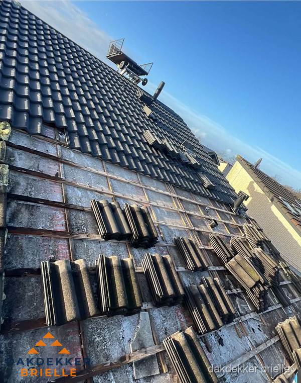 Schuin dak renovatie met nieuwe dakpannen in Brielle Schuin dak renovatie met nieuwe dakpannen in Brielle