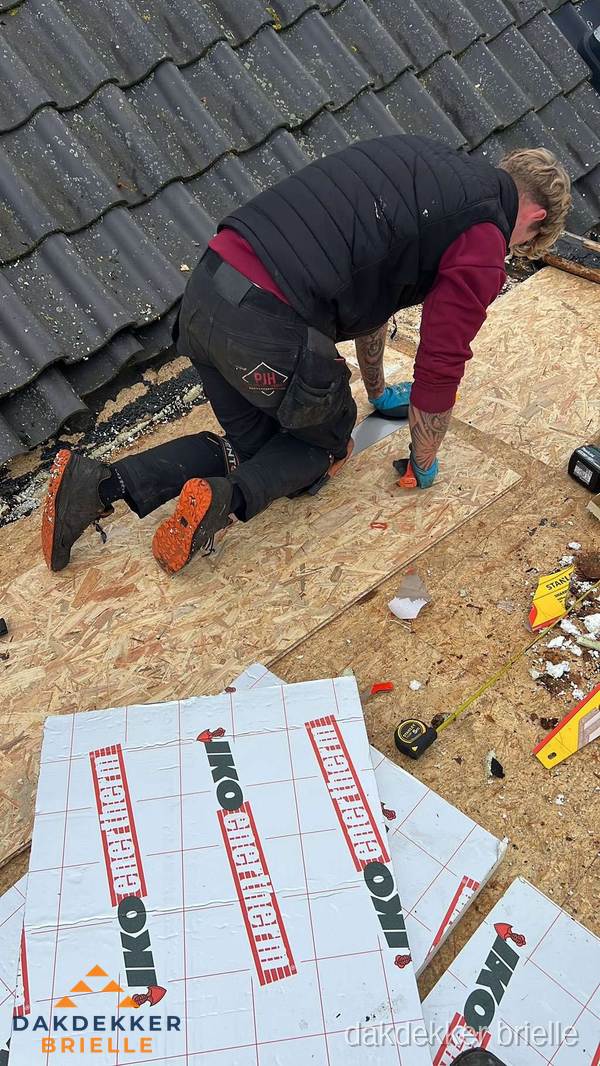 Dakdekker plaatst PIR-isolatieplaten op plat dak in Brielle Dakdekker plaatst PIR-isolatieplaten op plat dak in Brielle