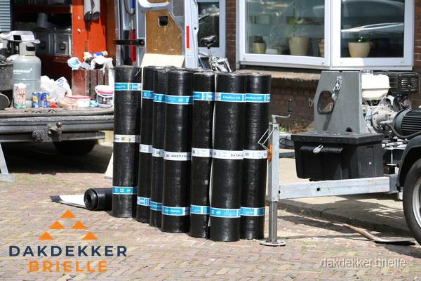 Rollen bitumen dakbedekking klaar voor daklekkage reparatie in Brielle Rollen bitumen dakbedekking klaar voor daklekkage reparatie in Brielle