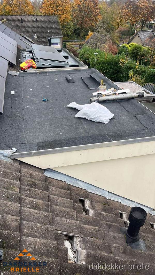 Beschadigde dakbedekking op plat dak voor reparatie in Brielle Beschadigde dakbedekking op plat dak voor reparatie in Brielle