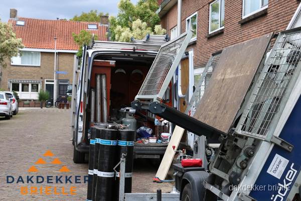 Dakdekkersbusje met materiaal en ladderlift voor dakpannen vervangen in Brielle Dakdekkersbusje met materiaal en ladderlift voor dakpannen vervangen in Brielle